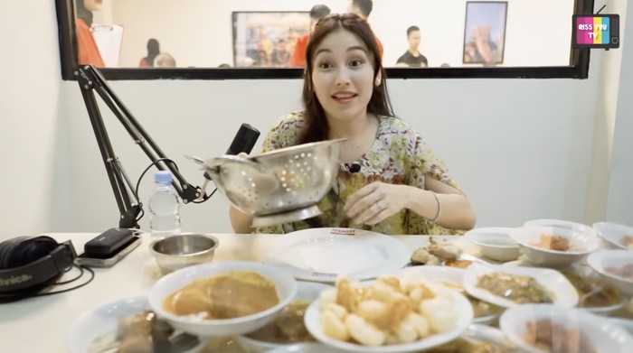 Ayu Ting Ting 'Mukbang' Nasi Padang di RM Payakumbuah Dekat Rumahnya Ayu Ting Ting 'Mukbang' Nasi Padang di RM Payakumbuah Dekat Rumahnya