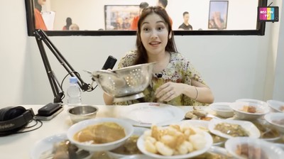 Ayu Ting Ting Mukbang Nasi Padang di RM Payakumbuah Dekat Rumahnya