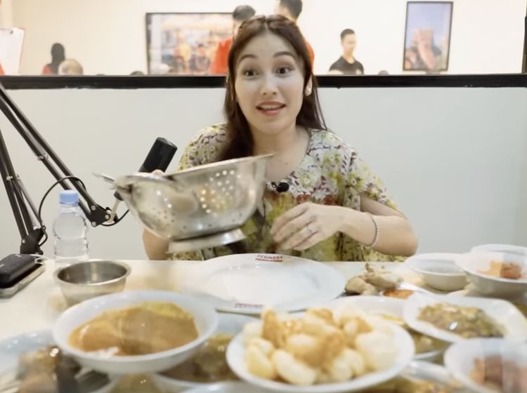 Ayu Ting Ting Mukbang Nasi Padang di RM Payakumbuah Dekat Rumahnya
