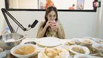 Ayu Ting Ting Mukbang Nasi Padang di RM Payakumbuah Dekat Rumahnya