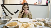 Pertama, ia mencicipi minuman soda gembira. Enak banget, katanya. Paduan minuman soda dan kental manis ini sukses bikin tenggorokan segar! Foto: YouTube Qiss You TV