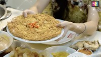 Ayu Ting Ting tak lupa pesan telur barendo yang jadi menu favoritnya. Telur dadar yang digoreng hingga garing ini disajikan hangat-hangat lho!  Foto: YouTube Qiss You TV