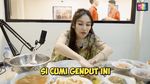 Ayu Ting Ting Mukbang Nasi Padang di RM Payakumbuah Dekat Rumahnya