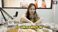 Lauk pertama yang bikin ia penasaran, Cumi Gendut! Cumi isi telur dengan balutan bumbu gulai ini disebut Ayu Ting Ting susah ditemukan di rumah makan Padang lain. Foto: YouTube Qiss You TV