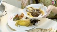 Racikan nasi Padang ala Ayu Ting Ting juga dipadukan sambal goreng kentang, daun singkong, dan bumbu rendang. Piringnya pun langsung penuh! Foto: YouTube Qiss You TV