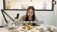 Menilai hidangan di RM Payakumbuah, Ayu Ting Ting bilang telur barendo juara. Ia pun suka dengan teksturnya yang garing dan rasanya yang gurih. Foto: YouTube Qiss You TV