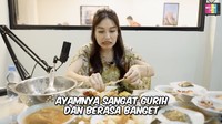 Ibunda Bilqis ini juga pesan ayam pop bagian paha yang merupakan favoritnya. Ia bilang bumbu cocolannya sedikit berbeda dibanding di tempat lain. Pedes juga, katanya. Foto: YouTube Qiss You TV