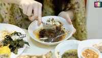 Suka dengan bumbu rendang, akhirnya pelantun Alamat Palsu ini tergoda cicip dagingnya. Empuk banget. Bumbunya pedasnya berasa, komentar Ayu Ting Ting. Foto: YouTube Qiss You TV