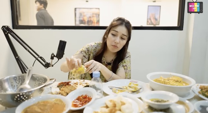 Ayu Ting Ting 'Mukbang' Nasi Padang di RM Payakumbuah Dekat Rumahnya Ayu Ting Ting 'Mukbang' Nasi Padang di RM Payakumbuah Dekat Rumahnya