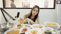Di akhir, Ayu Ting Ting bilang gulai cuminya enak, tapi ia merasa isian tahunya belum terlalu matang. Namun untuk menu lain ia menyukainya. Foto: YouTube Qiss You TV