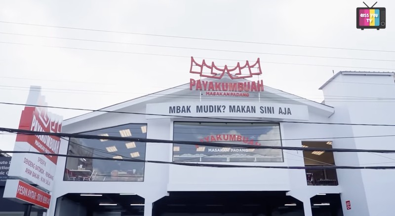 Ayu Ting Ting 'Mukbang' Nasi Padang di RM Payakumbuah Dekat Rumahnya