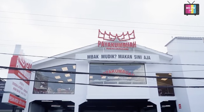 Ayu Ting Ting 'Mukbang' Nasi Padang di RM Payakumbuah Dekat Rumahnya Ayu Ting Ting 'Mukbang' Nasi Padang di RM Payakumbuah Dekat Rumahnya