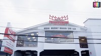 Belum lama ini RM Payakumbuah milik konten kreator Arief Muhammad buka cabang di Depok II Tengah. Lokasinya di Jl. Kemakmuran Raya No. 12, tak jauh dari rumah Ayu Ting Ting. Foto: YouTube Qiss You TV