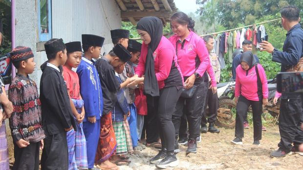 Bakti sosial Setukpa Lemdiklat Polri bersama Bhayangkari Cabang 04 Setukpa dan siswa Sekolah Inspektur Polisi (SIP) angkatan ke-53 gelombang I tahun 2024 Resimen Laksmana Satya Prakasha (LSP - 53). Dokumentasi istimewa