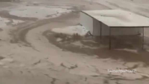 banjir-bandang-arab-saudi-tangkapan-layar-x-alhijaz21_169