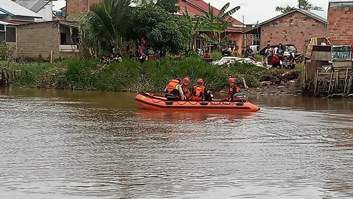 Basarnas mencari Aldo Afrilio (13), korban tenggelam di Sungai Borang, Rabu (1/5/2024).