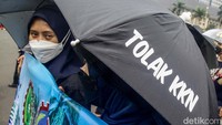 Berbagai poster dan spanduk tuntutan terbaca dari yang serius hingga yang bikin ngakak.