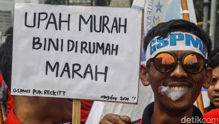 Beragam poster diusung para buruh dalam aksi di Patung Kuda, Jakarta. Dari yang serius hingga yang bikin ngakak.