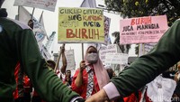 Cukup cintaku yang kandas jangan nasib buruh salah satu bunyi poster lainnya yang mereka bawa.