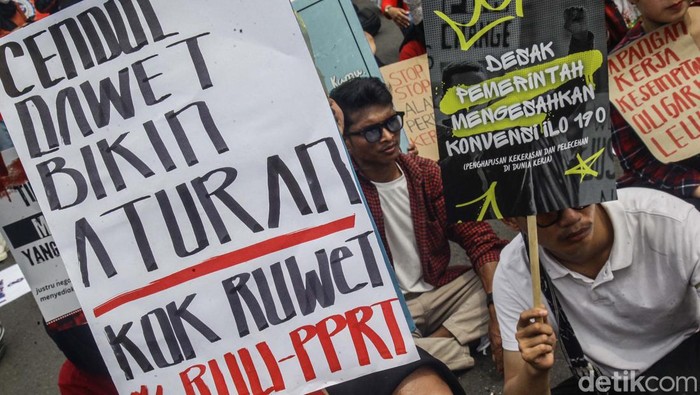 Beragam Poster Hari Buruh, dari yang Serius Sampai yang Bikin Ngakak Beragam poster diusung para buruh dalam aksi di Patung Kuda, Jakarta. Dari yang serius hingga yang bikin ngakak.