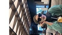 Wanita 36 tahun ini sedang santai di kampung halamannya, Semarang. Terlihat ia nongkrong di kafe sambil memesan es jeruk yang menyegarkan. Foto: Instagram paula_verhoeven