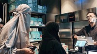 Saat di Madina, Paula tak melewatkan jajan kopi. Ia pun terlihat sedang menunggu antrean untuk memesan. Foto: Instagram paula_verhoeven