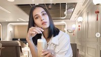 “Another day another cappuccino,” tulis istri Baim Wong ini di keterangan foto. Ia pun terlihat senang bisa menyesap minuman kopi favoritnya. Foto: Instagram paula_verhoeven