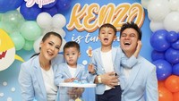 Pada Oktober 2023, Paula dan Baim merayakan ulang tahun anak kedua mereka, Kenzo yang kedua. Ada kue tema Baby Shark yang memeriahkan suasana. Foto: Instagram paula_verhoeven