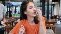 Di Ubud, Paula blusukan mencari makanan enak. Ia memesan tom yum hingga oyster mentah. Foto: Instagram paula_verhoeven