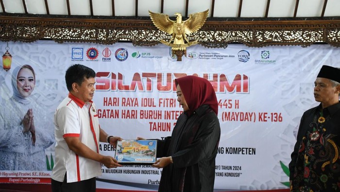 Bupati Purbalingga, Dyah Hayuning Pratiwi memberikan hadiah kepada perwakilan karyawan saat peringatan Hari Buruh Internasional di Pendopo Dipokusumo, Rabu (1/5/2024).