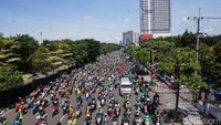 Aksi buruh membuat Jalan Frontage Ahmad Yani padat merayap dan hanya tersedia 1 lajur saja untuk pengendara lain (Foto: Praditya Fauzi Rahman/detikJatim)
