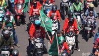Mereka hendak menuju pusat kota Surabaya, di mana aksi akan dilakukan di Gedung Negara Grahadi, Kantor DPRD Jatim dan Kantor Gubernur Jatim (Foto: Praditya Fauzi Rahman/detikJatim)
