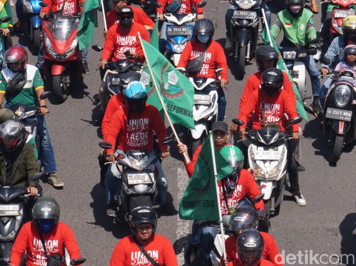 Potret buruh memenuhi Frontage Ahmad Yani Surabaya