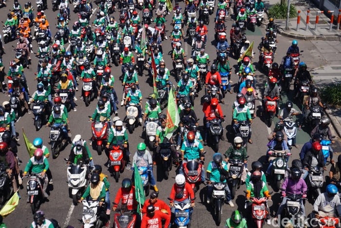 Buruh memenuhi Frontage Ahmad Yani Surabaya Potret buruh memenuhi Frontage Ahmad Yani Surabaya