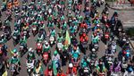 Momen Buruh Tumplek Blek Penuhi Frontage Ahmad Yani Surabaya