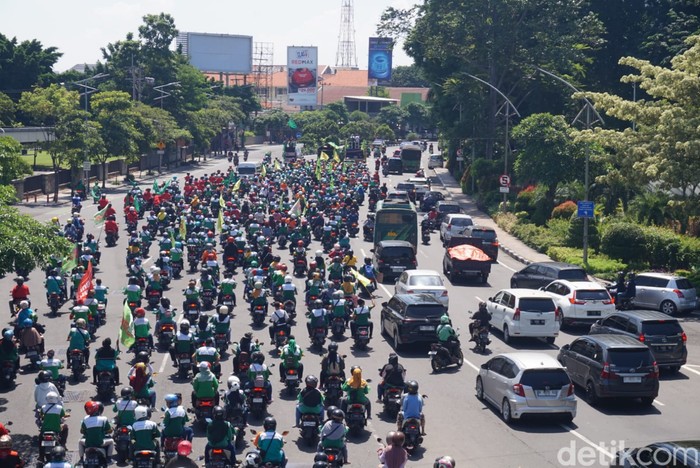 Potret buruh memenuhi Frontage Ahmad Yani Surabaya