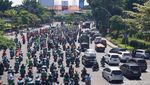 Momen Buruh Tumplek Blek Penuhi Frontage Ahmad Yani Surabaya