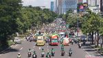 Momen Buruh Tumplek Blek Penuhi Frontage Ahmad Yani Surabaya