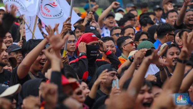 Buruh menghadiri acrara May Day Fiesta di Stadion Madya, Jakarta, Rabu (1/5/2024). (վ/Faisal Rahman)