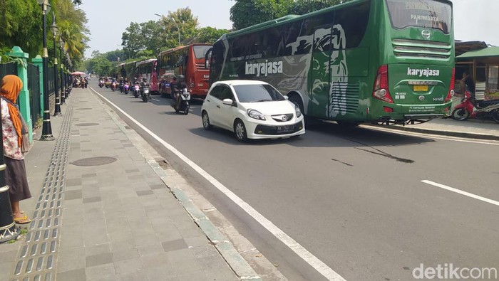 Mobil pribadi pengunjung Taman Wisata Candi Borobudur yang keluar dari pintu dua untuk mencari lokasi parkir, Rabu (1/5/2024).