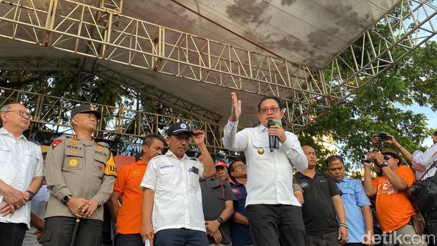 demo buruh 1 mei di kantor gubenur jatim jalan pahlawan surabaya