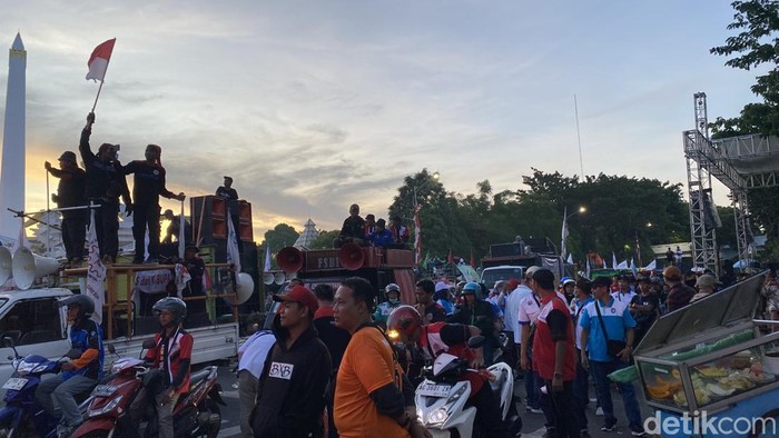 demo buruh 1 mei di kantor gubenur jatim jalan pahlawan surabaya