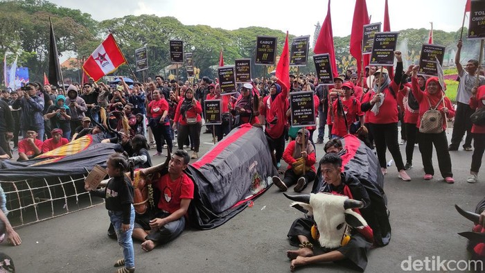 demo buruh 1 mei di malang diwarnai bantengan