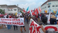 Foto: Tuntutan massa buruh dalam May Day tetap sama setiap tahunnya. Mulai dari kenaikan upah minimum kerja, turunkan harga bahan pokok, rumah tinggal dan cabut UU Cipta Kerja. (Dwi Agus/detikJogja)
