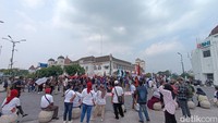 Foto: Massa buruh juga mengeluhkan harga properti di Jogja sudah tidak wajar. Dengan skema upah minimum kerja (UMK) saat ini, para buruh kesulitan memiliki hunian. (Dwi Agus/detikJogja)