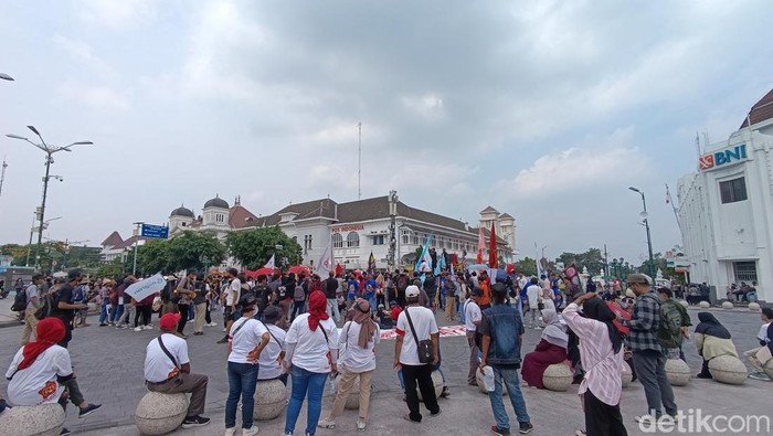 Suasana demo memperingati Hari Buruh yang dilangsungkan di Titik Nol Km Jogja, Rabu (1/5/2024).