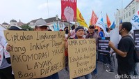 Foto: Massa buruh juga menyoroti sistem kerja buruh pekerja lepas. Kelompok pekerja ini sangat rentan karena tidak terikat dengan sebuah perusahaan. (Dwi Agus/detikJogja)