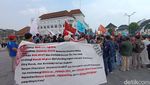 Aksi Massa Saat Demo Hari Buruh di Jogja dalam Bingkai Kamera