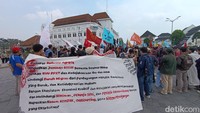 Foto: Massa buruh menggelar unjuk rasa di kawasan Titik Nol Kilometer Jogja dan diikuti oleh lintas organisasi buruh dan mahasiswa, Rabu (1/5/2024). (Dwi Agus/detikJogja)