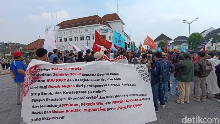 Suasana demo memperingati Hari Buruh yang dilangsungkan di Titik Nol Km Jogja, Rabu (1/5/2024).